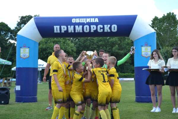 ДФК "Делфините"